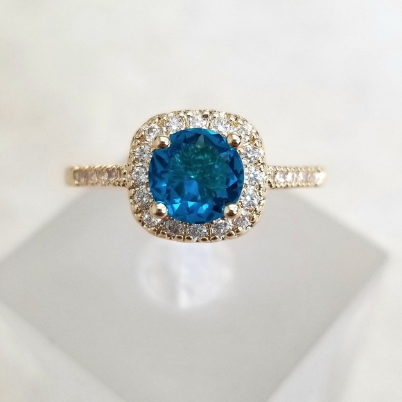 18k Topaz Ring - Picture 2 of 8